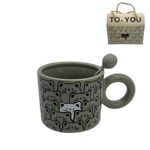 كوب بنقشة قطة مع ملعقة وصندوق هدايا